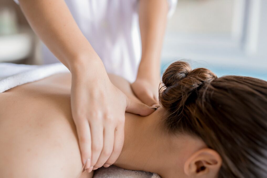 Massagesitzung zur Behandlung der zervikalen Osteochondrose.