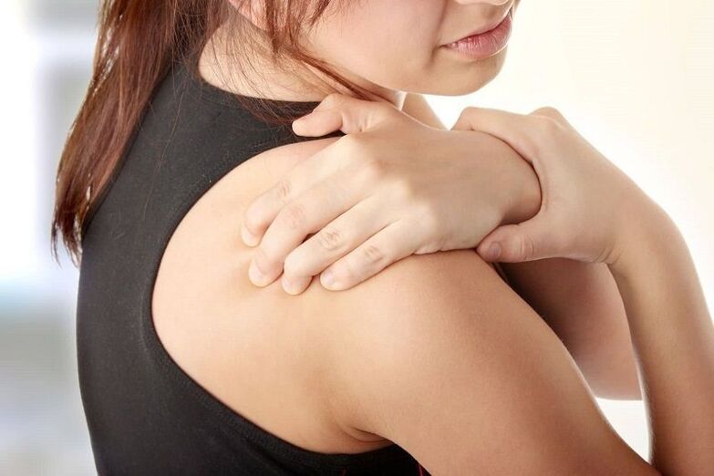 Bei der zervikalen Osteochondrose strahlen die Schmerzen in die Schulter aus. 